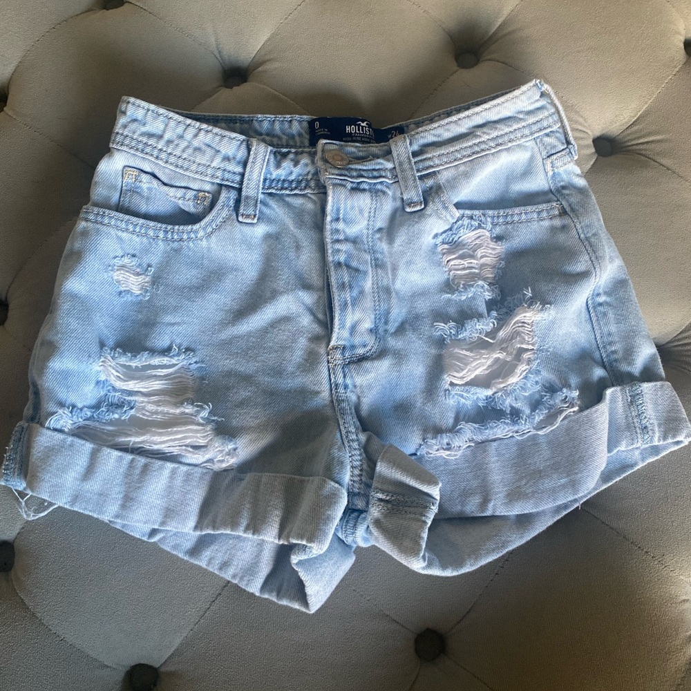 HOLLISTER HIGH-RISE MOM SHORT 3” DENIM BLUE. size 0. w. 24.